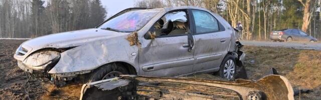 ФОТО | На скользкой дороге перевернулся автомобиль. Дорожники предупреждают об утренней гололедице