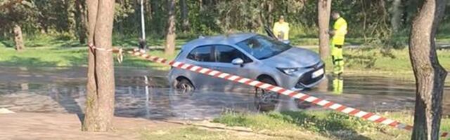 ВИДЕО | В Мустамяэ произошла авария на водопроводе, движение в прилегающем районе перекрыто, водоснабжение отключено