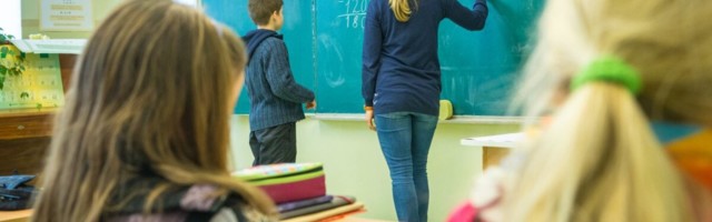 Почему учителя хотят повышения своей средней зарплаты почти до 2000 евро