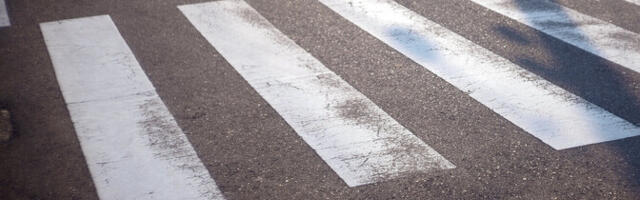 В Ласнамяэ автомобиль при движении задним ходом сбил на "зебре" женщину