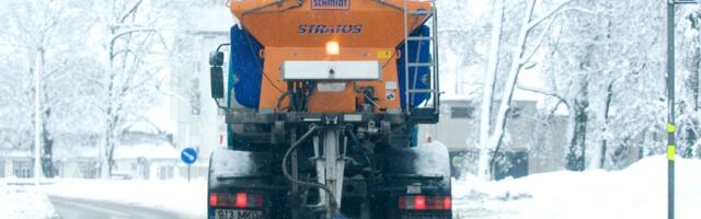 Жители недовольны: в Таллинне солью посыпали и второстепенные улицы, где этого делать нельзя. Почему?