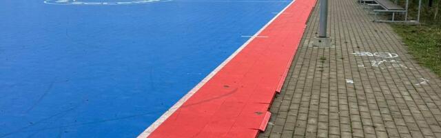 В Нарве спортивная площадка постоянно подвергается вандализму. Горуправа: “После закрытия школы поле открыто для всех горожан“ 