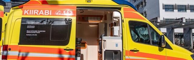 В Палдиски автомобиль при движении задним ходом сбил женщину