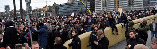 В Стокгольме сотни человек вышли на протест против коронаограничений
