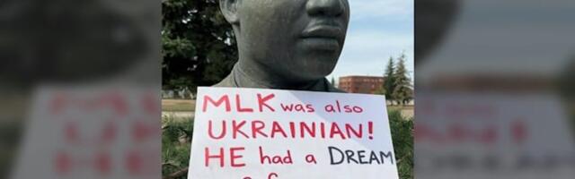 Правда ли, что митинговавшие на Аляске принесли плакат с надписью „Мартин Лютер Кинг тоже был украинцем“ к его мемориалу?