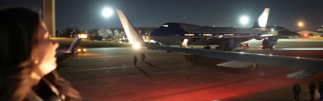 Летевший на всемирный экономический форум самолет Трампа развернулся из-за сбоя электроники