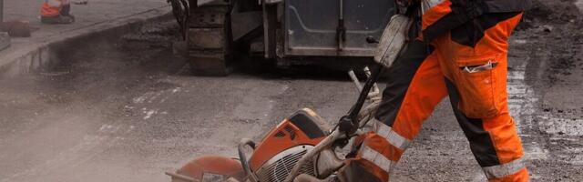 На бульваре Таара ремонтируют тротуары