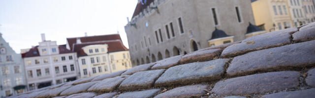 ФОТО: покрытие Ратушной площади Таллинна стало волнообразным