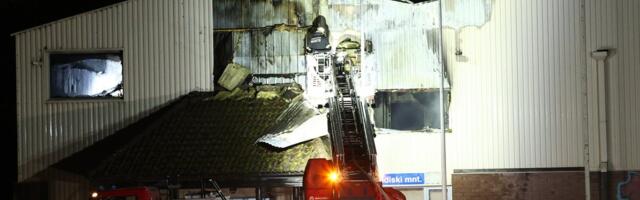 ФОТО | В Таллинне открытым пламенем горело коммерческое здание