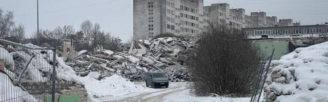ФОТО И ВИДЕО | „Грустно как все закончилось“: в Нарве сносят школу