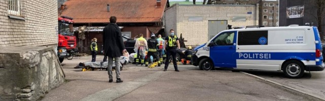 ФОТО | В центре Таллинна автомобиль сдавал назад и сбил пожилую женщину
