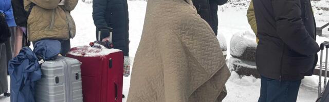 Горячий чай, согревающие стельки – очереди на нарвском погранпункте помогают рядовые жители: «Мимо пройти невозможно»