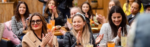 Соскучились по светской жизни: в центре Таллинна прошла презентация косметики для волос — гостей не остановил даже дождь (фото)