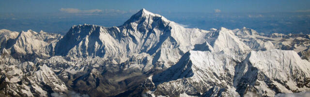 На Эвересте из-за метели застряли около тысячи человек