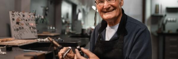 О чем пишет пресса: подорожали услуги нотариусов, на рынке труда мало молодых