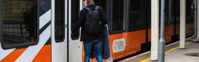 В Нарве сошел с рельсов вагон рабочего поезда, пассажирское железнодорожное движение нарушено