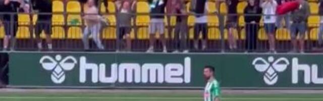 ВИДЕО | Футбольные фанаты в Литве забросали поле чемоданами