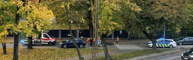 ФОТО | В центре Таллинна на пешеходном переходе столкнулись велосипед и легковушка 