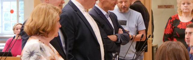 Сессия Нарвского горсобрания продлилась несколько минут: оппозиция хочет снять 22 пункта