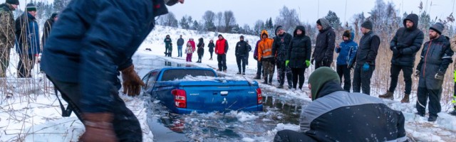 Провалившийся под лед внедорожник вытащили на берег с помощью водолаза