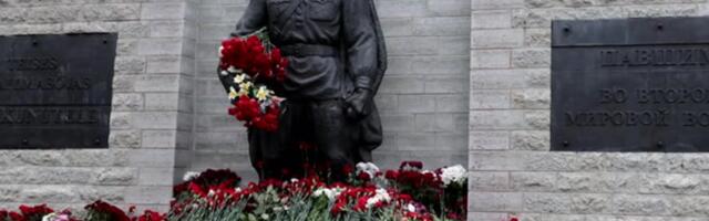 ФОТО | К Бронзовому солдату в честь 9 мая несут цветы