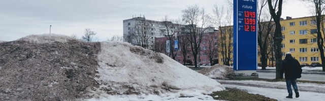 Снег будут вывозить еще неделю