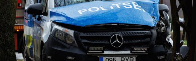 Пьяный мужчина попал под машину, полицейский автомобиль врезался в столб