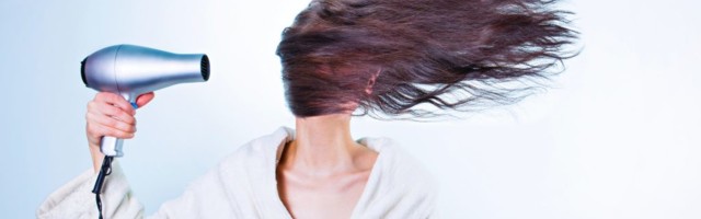 В Таллинне открылся необычный бьюти-бар — все укладки делаются феном