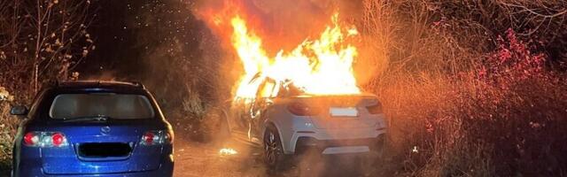 ФОТО: в Нарве горел открытым пламенем легковой автомобиль