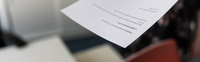 Ожидающую ребенка женщину внезапно сократили. „Если бы я переспала с ним, меня бы не уволили“