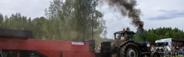 ВИДЕО И ФОТО | Мощный грохот и дым! Смотрите, как ретро-тракторы соревнуются в перетягивании груза