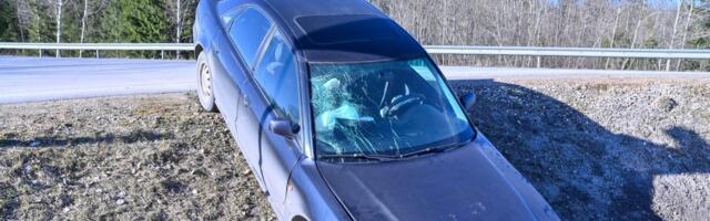 ФОТО | Поворот оказался роковым: под Вильянди Audi с пенсионерами съехала в кювет