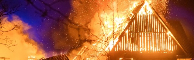 ГАЛЕРЕЯ | Ночью добровольцы тушили горящий дом
