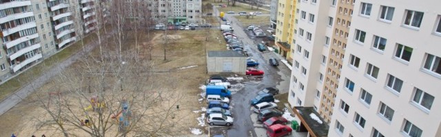 Управа Ласнамяэ начинает борьбу с парковкой на пешеходных дорожках