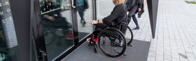 Пассажирка: водители автобусов закрывают двери перед людьми в инвалидных креслах