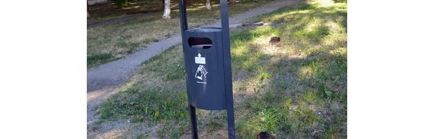 В Нарве увеличивается число урн для собачьих отходов, но пакеты из них воруют пачками