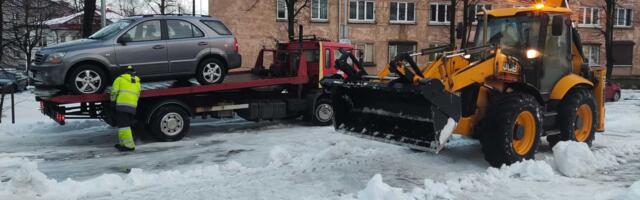 В Нарве 20 автомобилей увезли за 2 недели на штрафстоянку. Они мешали уборке снега