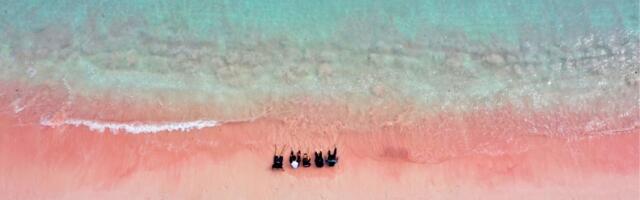 Розовые, зеленые, красные: 12 разноцветных пляжей мира