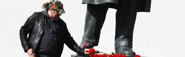 ФОТО: Ленину – 150 лет. Нарвитяне возлагают цветы к памятнику. «За преступления Сталина Ильич ответственности не несет»