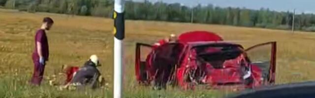 На шоссе Таллинн-Нарва авария: столкнулись грузовик и легковой автомобиль