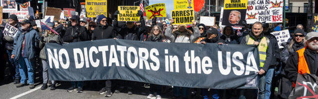 В США прошли многотысячные протесты против политики Трампа