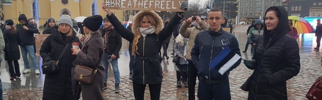 Маски — долой: как в Таллинне антикоронавирусный пикет проходил