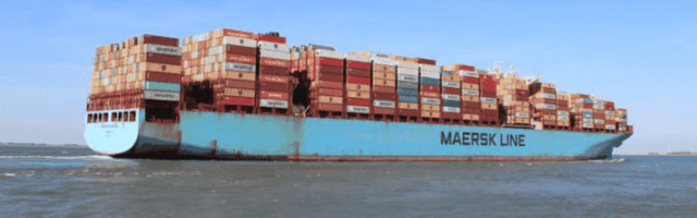 Судно компании Maersk потеряло в открытом океане сотни контейнеров во время шторма