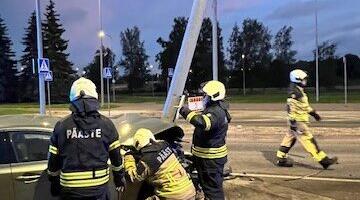 Сводка спасателей: автомобиль сбил столб в Тарту