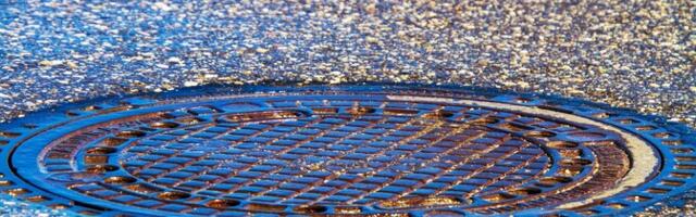 В результате столкновения легковушки и грузовика в Кохтла-Ярве в канализацию попал дизель