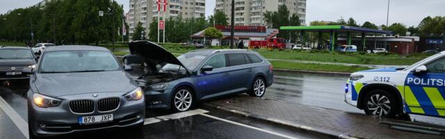 ФОТО | В Таллинне водитель врезался в заправку, промчался через газон и столкнулся с другим автомобилем