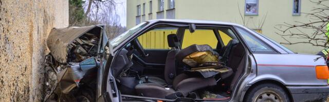 Кто оплачивает ущерб, если водитель врезается в стену своего или соседского дома?