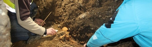Прокладку теплотрассы в Отепя пришлось прервать из-за обнаружения средневековых захоронений