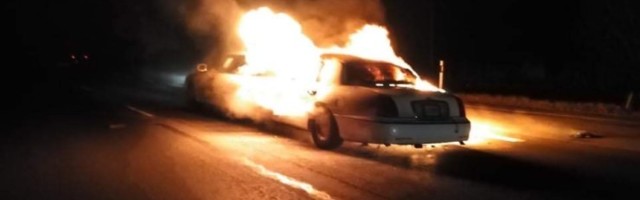 ФОТО и ВИДЕО | На шоссе Таллинн-Тарту сгорел лимузин Lincoln. Казалось бы, при чем фейерверк?