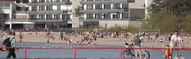Смотрите, как таллиннцы открывают летний сезон на пляже Пирита (видео)